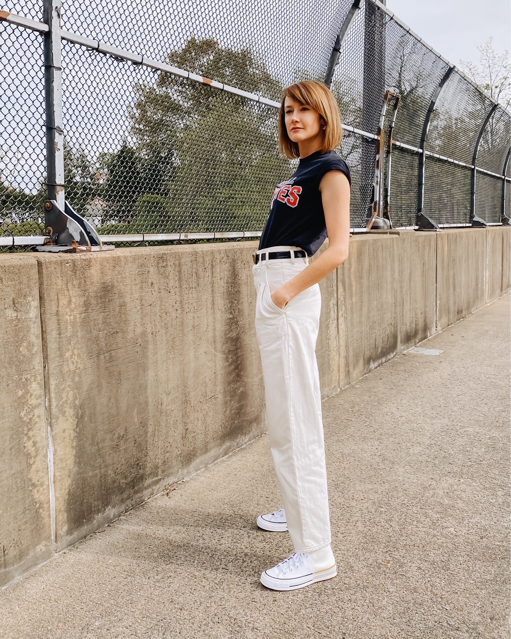 white jeans and converse outfit