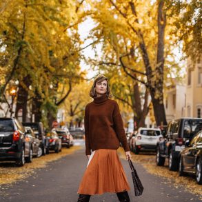 oversized sweater & midi skirt Thanksgiving outfit