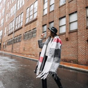 5 oversized scarves to warm up your winter outfits