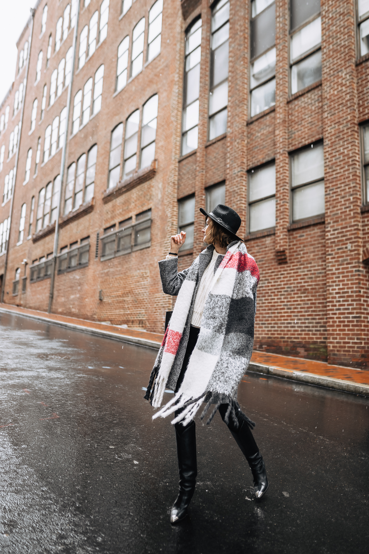 5 oversized scarves to warm up your winter outfits