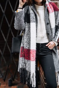 5 oversized scarves to warm up your winter outfits