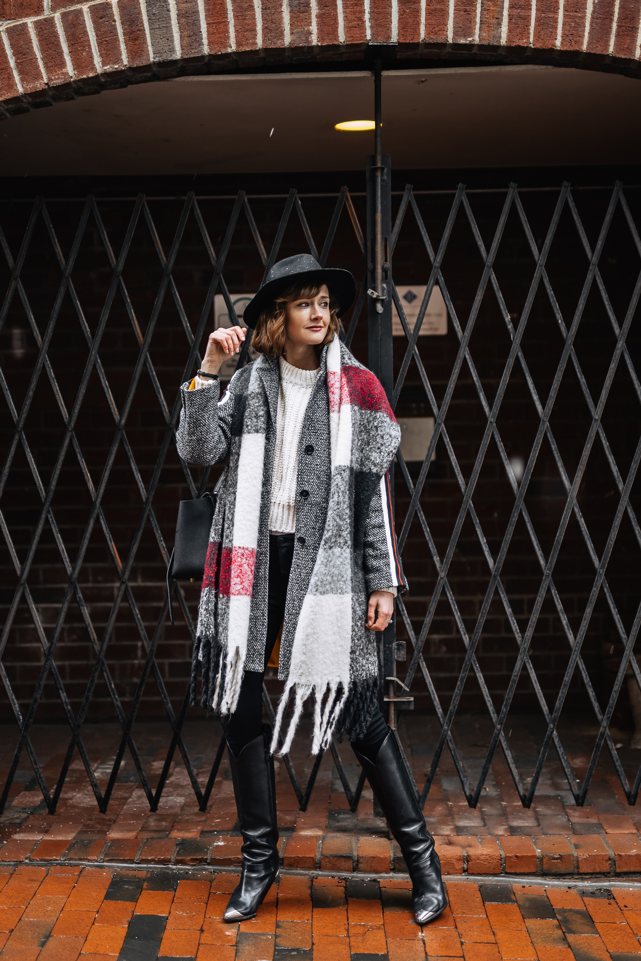 5 oversized scarves to warm up your winter outfits