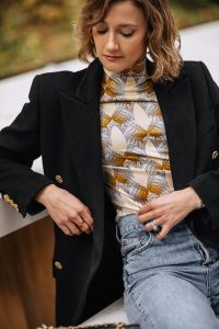 unconventional date night outfit turtleneck & jeans